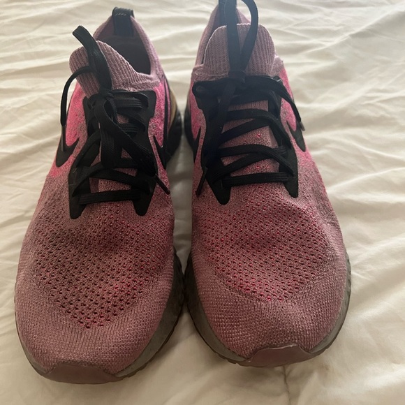 Woman’s nike running shoes - Picture 2 of 4